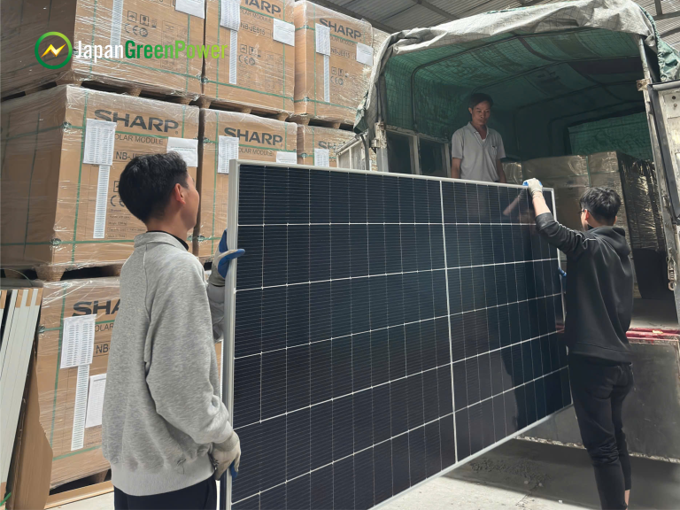 Mua pin mặt trời về tự lắp được không? Check ngay điều này trước khi làm